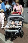 Amsterdam 8 juni 2004
Vrouw Jaap Stam met hun 4 kinderen  bij vertrek Nederlands elftal naar Portugal.