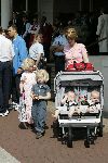 Amsterdam 8 juni 2004
Vrouw Jaap Stam met hun 4 kinderen  bij vertrek Nederlands elftal naar Portugal.