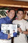 Vinkeveen 11 juni 2004
Presentatie cd Robert Leroy bij de plashoeve.
Robert Leroy met Jan Smit