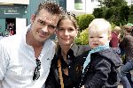 Harderwijk 28 juni 2004
Premiere show in dolfinarium. 
Jeroen v d Boom met vrouw en zoontje
