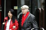 Amsterdam 30 juni 2004
Karel Appel met een vriendin op cornelis schuytstraat