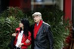 Amsterdam 30 juni 2004
Karel Appel met een vriendin op cornelis schuytstraat