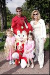 Kaatsheuvel 16 mei 2004
Bekende nederlanders in de efteling.
Hans v Hemert met vriendin Karin v d Velden dochter en kleindochter
