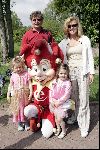 Kaatsheuvel 16 mei 2004
Bekende nederlanders in de efteling.
Hans v Hemert met vriendin Karin v d Velden dochter en kleindochter