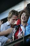 Rotterdam 14 juni 2004
Katja Schuurman kussend met haar nieuwe vriendje Thijs Romer bij Marco Borsato in de kuip.