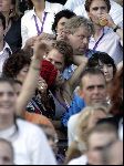 Rotterdam 14 juni 2004
Katja Schuurman kussend met haar nieuwe vriendje Thijs Romer bij Marco Borsato in de kuip.
