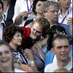 Rotterdam 14 juni 2004
Katja Schuurman kussend met haar nieuwe vriendje Thijs Romer bij Marco Borsato in de kuip.