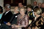 Amsterdam 24 juni 2004
Prins Bernhard en Koningin Beatrix bij uitreiking zilveren anjers  in paleis op de dam.