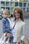 Rotterdam 14 juni 2004
Marco Borsato in de kuip. 
Leontine Borsato met Jada en Senna