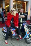 Amsterdam 11 september 2003
opening vespa winkel in amsterdam op v baerlestraat
henk schiffmacher en zijn vrouw Louise van Teylingen.op scooter