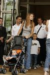 Amsterdam 8 juni 2004
Marc Overmars met gezin bij vertrek Nederlands elftal naar Portugal.