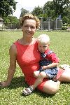Kaatsheuvel 15 juni 2004
Perspresentatie van  de kleine zeemeermin.
Mariska v Kolck met zoontje vincent
