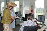 Den Haag 17 juni 2004
Maxima en Maria v d Hoeven bij opening nieuwe gebouw OCW.