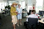 Den Haag 17 juni 2004
Maxima en Maria v d Hoeven bij opening nieuwe gebouw OCW.