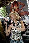 Amsterdam 6 juni 2004
Expositie  stip gallery in amsterdam.
Monique Sluyter met fotocamera
