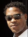 Amsterdam 8 juni 2004
Patrick Kluivert met zonnebril bij vertrek Nederlands elftal naar Portugal.