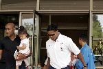Amsterdam 8 juni 2004
Patrick Kluivert met zonnebril bij vertrek Nederlands elftal naar Portugal.