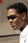 Amsterdam 8 juni 2004
Patrick Kluivert met zonnebril bij vertrek Nederlands elftal naar Portugal.