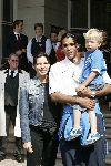 Amsterdam 8 juni 2004
Pierre v Hooijdonk met zoon en vriendin  bij vertrek Nederlands elftal naar Portugal.