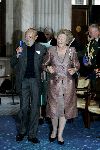 Amsterdam 24 juni 2004
Prins Bernhard en Koningin Beatrix bij uitreiking zilveren anjers  in paleis op de dam.