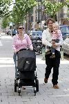 Amsterdam 16 juni 2004
Prinses Annette met Prins Sam en Prins Bernhard jr met Prinses Isabella v Vollenhoven
Met Bugaboo kinderwagen
