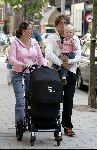 Amsterdam 16 juni 2004
Prinses Annette met Prins Sam en Prins Bernhard jr met Prinses Isabella v Vollenhoven
Met Bugaboo kinderwagen