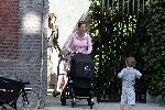 Amsterdam 16 juni 2004
Prinses Annette Sekreve met zoontje Prins Sam v Vollenhoven
Bugaboo wandelwagen