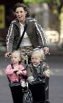 Amsterdam 16 juni 2004
Prinses Marilene met Prinses Anna en Prins Lucas op bakfiets