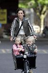 Amsterdam 16 juni 2004
Prinses Marilene met Anna en Lucas op bakfiets