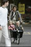 Amsterdam 16 juni 2004
Prinses Marilene met Anna en Lucas op bakfiets