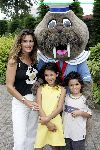 Harderwijk 28 juni 2004
Premiere show in dolfinarium.  
Quinty Trustful met kinderen