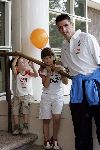Amsterdam 8 juni 2004
Roy Makaay met zoon en dochter  bij vertrek Nederlands elftal naar Portugal.