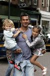 Amsterdam 27 juni 2004
Ruud Gullit met Estelle Gullit en hun kinderen Maxime en Joelle op de Cornelis Schuytstraat.