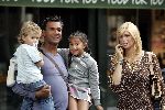 Amsterdam 27 juni 2004
Ruud Gullit met Estelle Gullit en hun kinderen Maxime en Joelle op de Cornelis Schuytstraat.