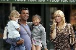 Amsterdam 27 juni 2004
Ruud Gullit met Estelle Gullit en hun kinderen Maxime en Joelle op de Cornelis Schuytstraat.