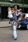Amsterdam 27 juni 2004
Ruud Gullit met Estelle Gullit en hun kinderen Maxime en Joelle op de Cornelis Schuytstraat.