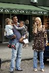 Amsterdam 27 juni 2004
Ruud Gullit met Estelle Gullit en hun kinderen Maxime en Joelle op de Cornelis Schuytstraat.