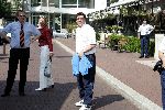 Amsterdam 8 juni 2004
Wim v Hanegem met vrouw  bij vertrek Nederlands elftal naar Portugal.