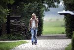Nigtevecht 17 juni 2005
Wendy v Dijk verhuizen naar haar nieuwe huis op Zwaanwijck samen met een vriendin en Chris Zegers(met gsm)