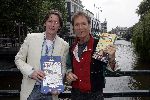 Amsterdam 10 juni 2005
Cliff Richard met erik de zwart met top 40 boek