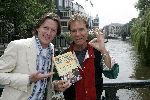 Amsterdam 10 juni 2005
Cliff Richard met erik de zwart met top 40 boek