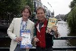 Amsterdam 10 juni 2005
Cliff Richard met erik de zwart met top 40 boek
