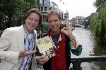 Amsterdam 10 juni 2005
Cliff Richard met erik de zwart met top 40 boek