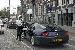 Amsterdam 16 juni 2005
Man in ferrari krijgt bekeuring van politieagent