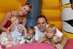 Fijnaart 23 juni 2005
Frans Bauer Mariska Bauer Frans Bauer jr Christiaan Bauer en Jan Bauer op luchtkussen
