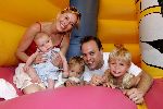 Fijnaart 23 juni 2005
Frans Bauer Mariska Bauer Frans Bauer jr Christiaan Bauer en Jan Bauer op luchtkussen.