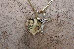 Fijnaart 23 juni 2005
Frans Bauer  zijn ketting met hart met foto's van kinderen erop