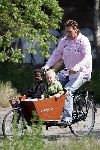 Castricum 8 juni 2005
Henny Huisman met zijn kleinkinderen Emaa en Oliver in bakfiets.