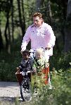 Castricum 8 juni 2005
Henny Huisman met zijn kleinkinderen Emaa en Oliver in bakfiets.