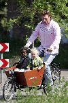 Castricum 8 juni 2005
Henny Huisman met zijn kleinkinderen Emaa en Oliver in bakfiets.